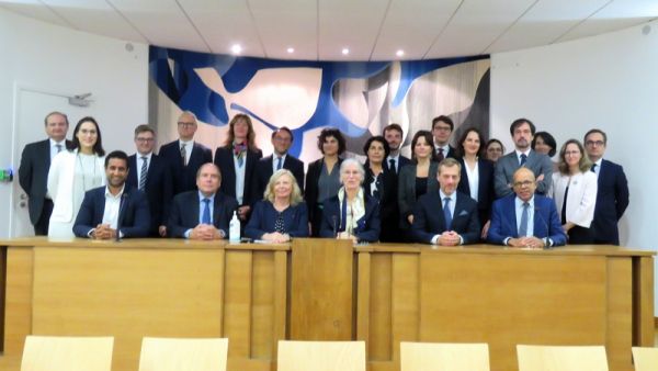 Les nouveaux présidents et magistrats accueillis par les présidents du tribunal et les représentants des barreaux. Au 1er rang assis, les représentants des barreaux de l’Essonne et de Versailles autour de la présidente et de la première vice-présidente du tribunal.