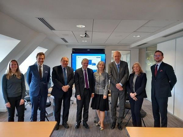 Me Gérard, Me Adeline-Delvolvé, M. le bâtonnier Mandicas (président de la commission "droit public et étrangers"), M. le bâtonnier Mayet, bâtonnier du Barreau de Versailles, Mme Grand d'Esnon (présidente du tribunal), M. Delage (président de la chambre des urgences), Mme Dely (première vice-présidente du tribunal) et Me Gannat.